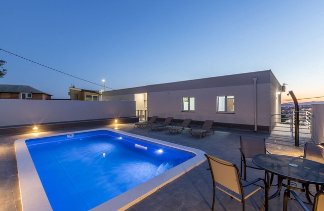 House with private pool M&M