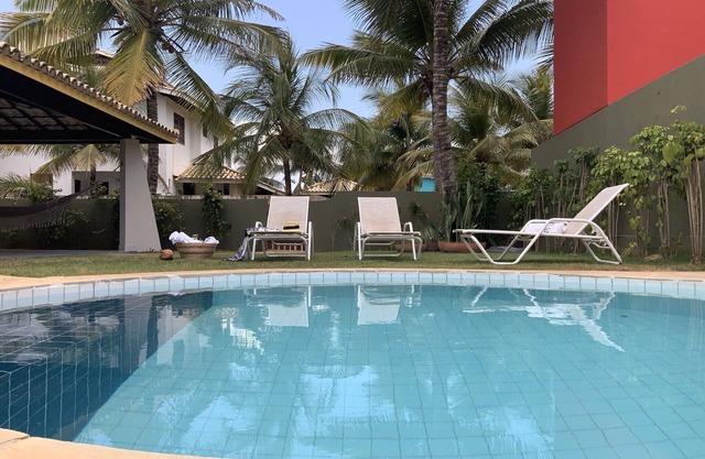 House with swimming pool, 5 bedrooms (4 suites) 40 meters from the beach.