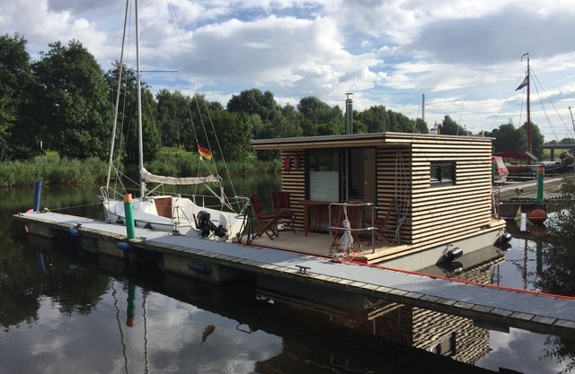 Houseboat HT 5; with fireplace for 2-3 persons in an idyllic location of Wilhelmshaven