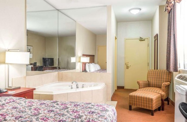 Howard Johnson by Wyndham Toronto Downtown West