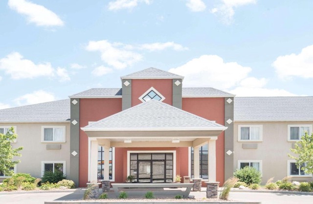 Howard Johnson by Wyndham Oacoma Hotel & Suites