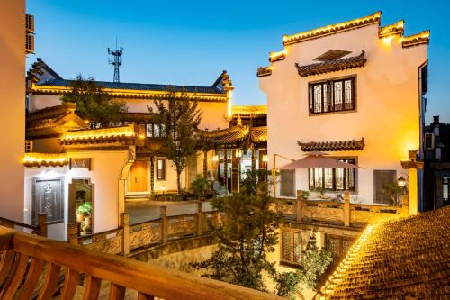 Huazhushe Jirongshan Pavilion Cultural Theme B&B