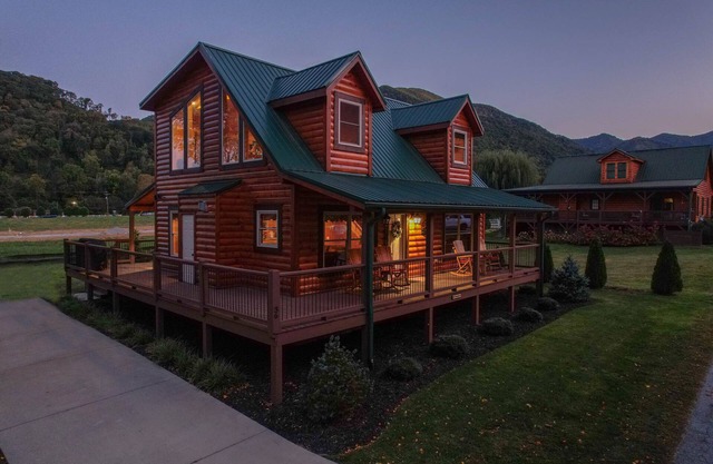 Huckleberry Lodge ~ Elk Viewing ~ New Cabin by Willow Tree Cabins