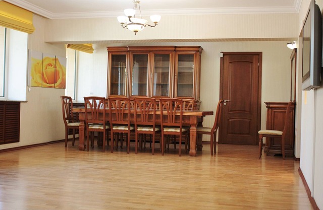 HUGE 600 FT., 3 BEDROOM APARTMENT + transfer