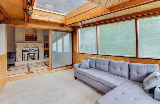 Huge house near bluffers park and beach, 25 minutes to Toronto downtown.