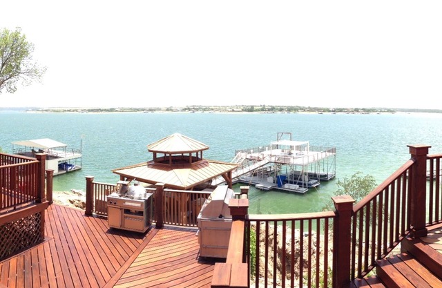 Huge Lake Home with beautiful views, dock and lake access - sleeps 19