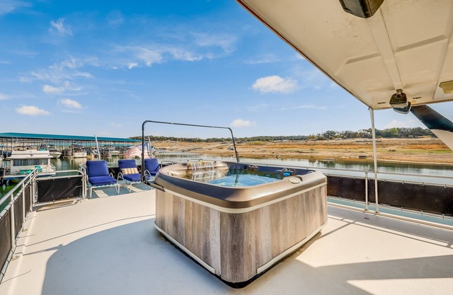 HUGE Luxury houseboat on Lake Travis