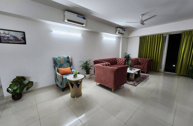 Huge Palatial Apartment on Express Way near Noida Expo