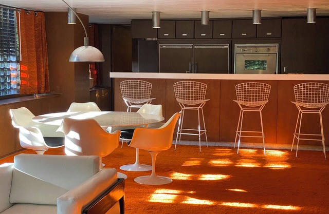 Huge, Unique, Luxurious 70's style Suite on Perfect Location