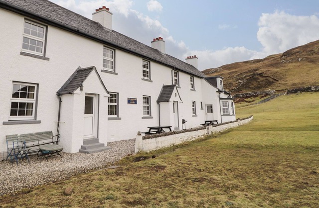 HUNISH, pet friendly, character holiday cottage in Duntulm
