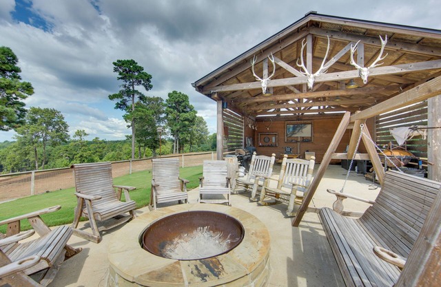 Hunters' Paradise: Texas Ranch Home w/Pool