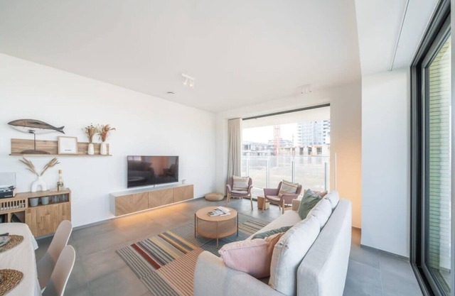 Huswell - Modern new apartment with pool access and parking