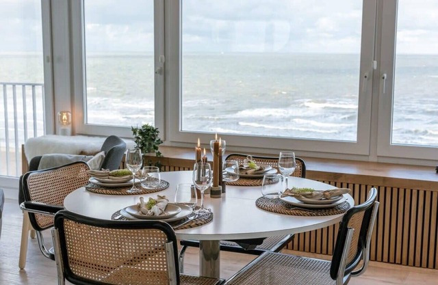 Huswell - Seaview apartment with private garage