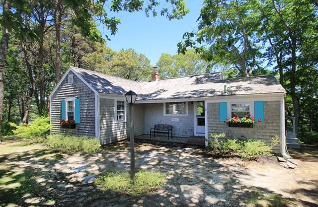 Hyannis Port 2BR Cottage w/King Bed. Ocean Views & Access to 3 Ocean Beaches!