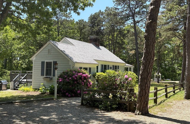 HyannisPort 2BR Cottage w/King and Queen Beds. 5-min walk to 3 Ocean Beaches!