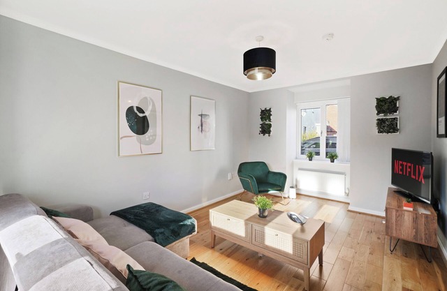 Ideal 3 bed House in Wolverhampton - Parking