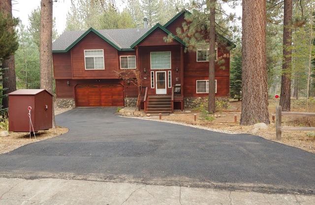 Ideal for family getaways! - Backs to National Forest - Hot Tub, Fast free Wi-Fi