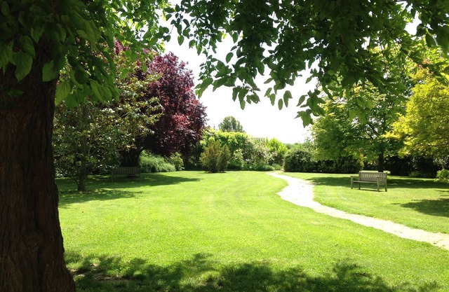 Ideal for family and friends gatherings. Invite peace and rest.
