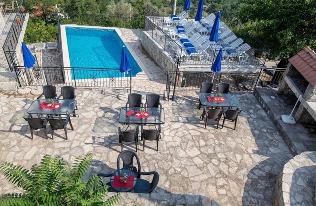 Ideal for groups of family and friends, 5 Apartments,each sleeps 4 Private Pool