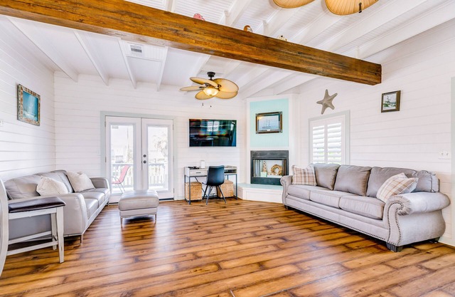 Ideal getaway steps from the beach with fast WiFi, central AC, deck, grill & W/D