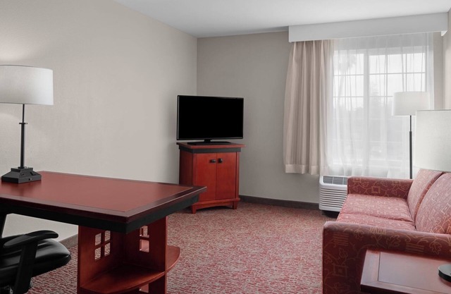 Ideal Group Retreat – Two 1BR Suites w/Kitchen & Living Area