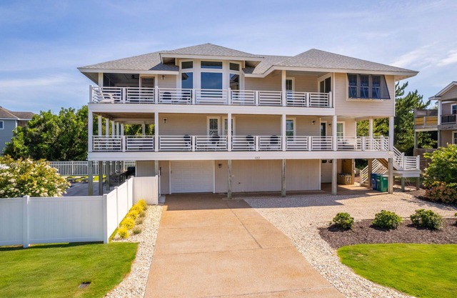 Ideal Location in Duck, NC. Short Walk to Town and Short Walk to the Beach