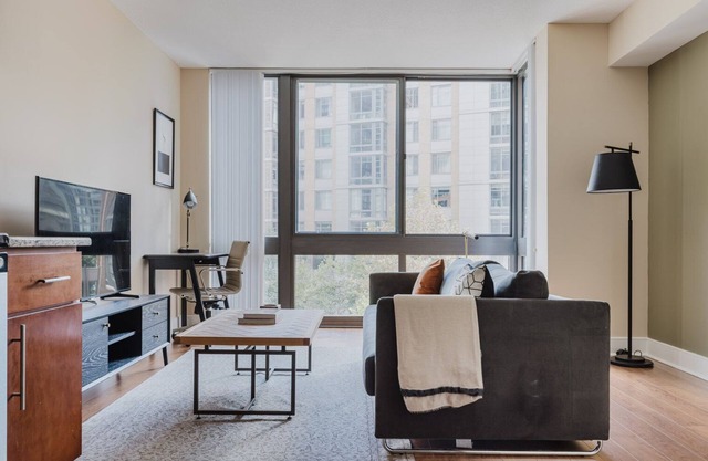 Ideal Mt Vernon 1BR w/Rooftop Pool & A/C, nr Chinatown, by Blueground