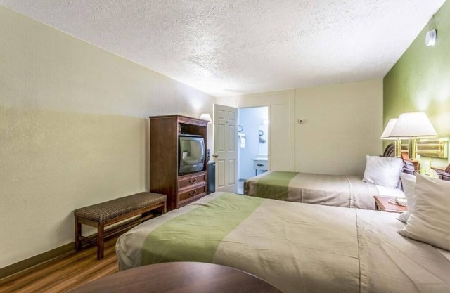 Ideal Room for Budget Travelers w/Breakfast & Convenient Location - 4 Units