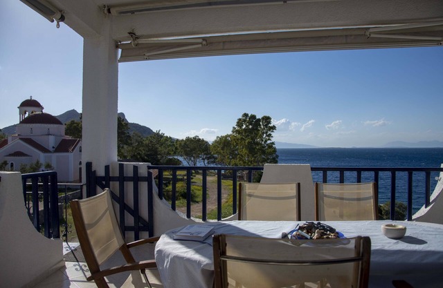 Idyllic 2 bedroom apartment on the water's edge
