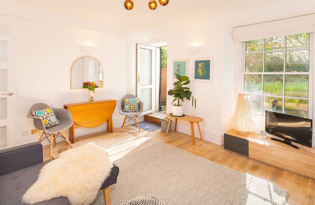 Idyllic Clifton Hideaway - Stunning Garden Flat