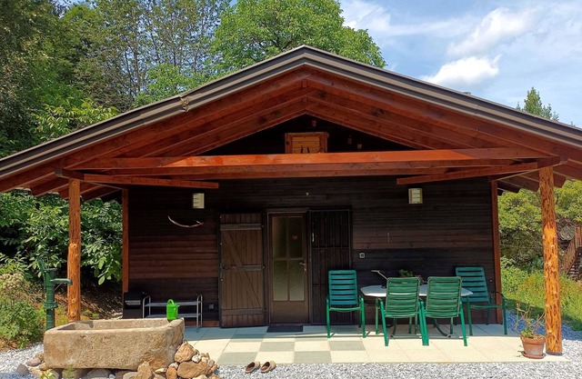 Idyllisches Holzhaus mit Terrasse und Holzofen