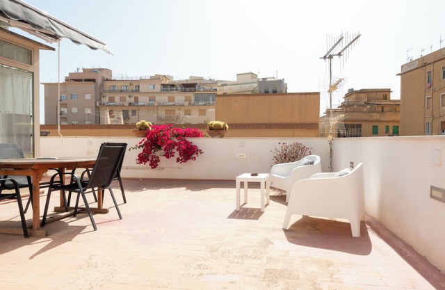 [IL PESCO 4] Apt in the historical Trapani with its private terrace.