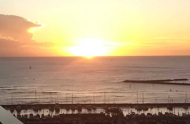 Ilikai 1639 Ocean/Sunset/Marina Views - King Bed - Steps to Lagoon and Beach