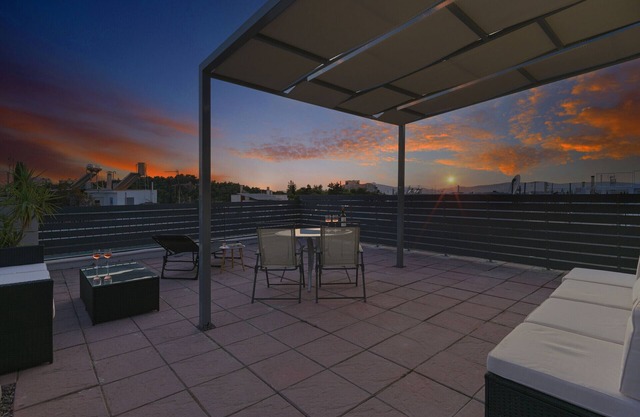 Iliodorou2-4- Acropolis terrace Athenian studio