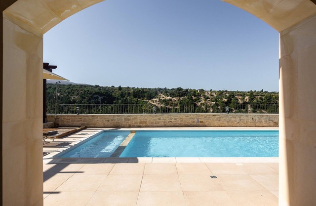 Ilys Home, a Country-chic Retreat with Pool & BBQ, Walking distance to amenities