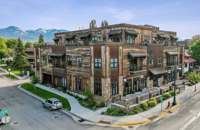 Immaculate loft condo steps to shops, restaurants, Whitefish River and Whitefish Lake