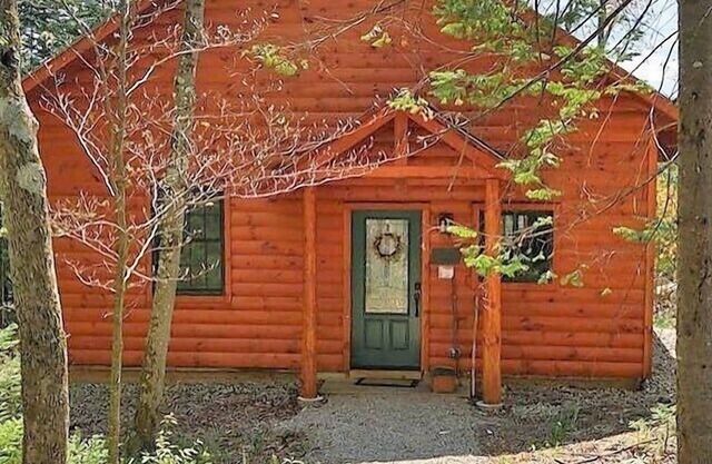 Immaculate mountain cabin with awe inspiring sunrise and mountain views