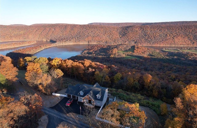 Immaculate MountainLake Home!Epic view, HotTub,FirePit, Putting Green,Pickleball