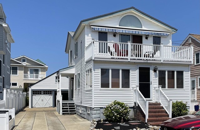 Immaculate Oceanside Cottage, 3/4 BR Seven Houses From Beach