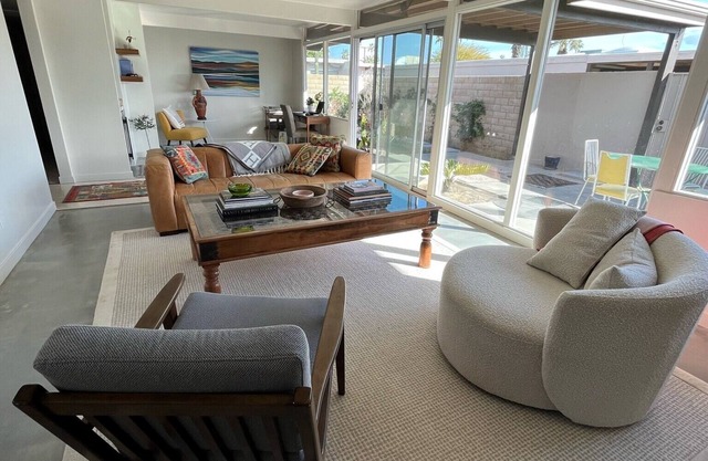 Immaculately restored mid-century modern 2-Bedroom condo in Palm Springs