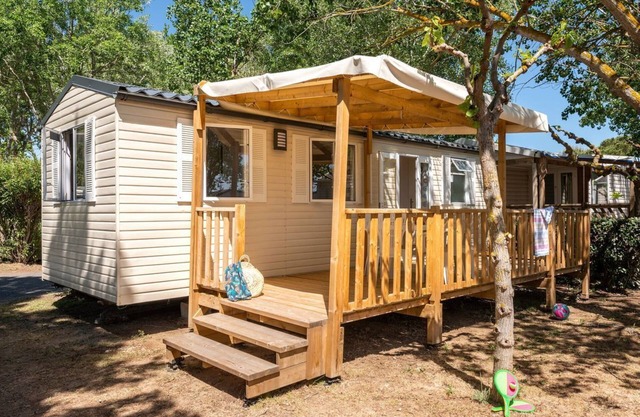 In Provence, Luberon Comfortable mobile home in a 4-star campsite