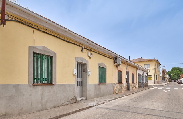 In the outskirts of Madrid, this pleasant vacation home welcomes you in San Martin.