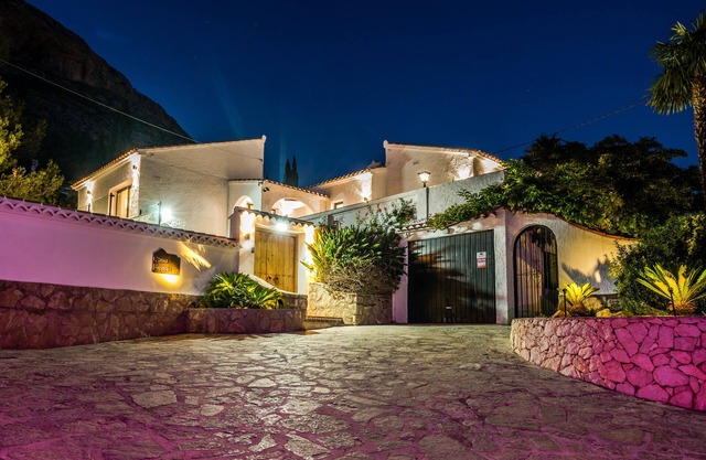 Incredible 4 Bedroom Private Family Villa only 10 Minutes from the Beach n