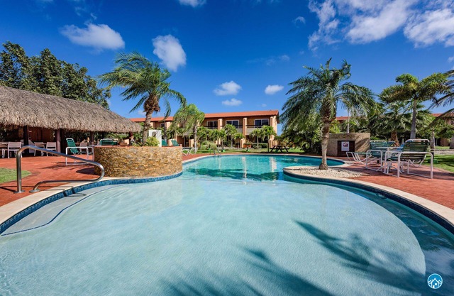 Incredible location Eagle Beach! sleeps 6 - clean and centrally located!