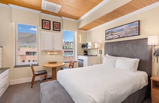 Independence Square 305 | Remodeled, 3rd Floor Hotel Room in Aspen's Best Location
