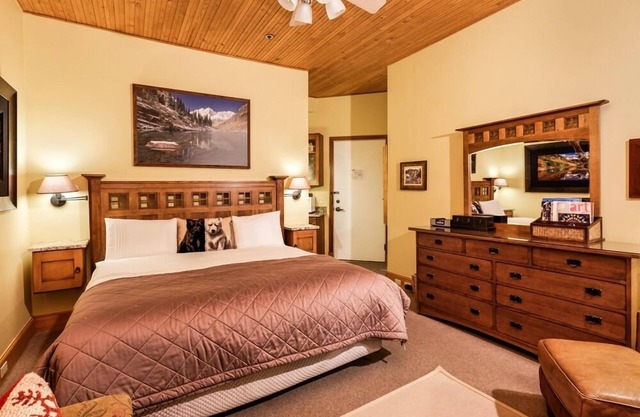 Independence Square Unit 309 | Downtown Hotel Room with A/C in Aspen, Wet Bar & More
