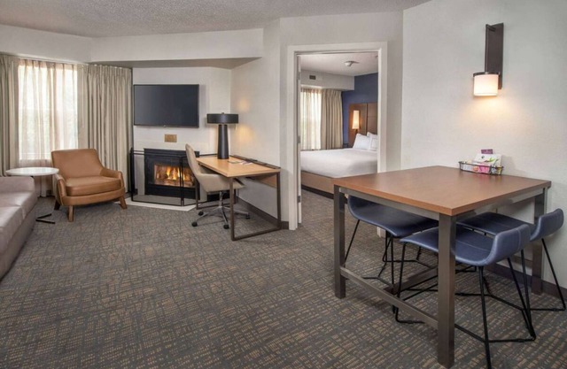 Indulge in Home Like Comfort! 3 Comfortable Units, w/Pool, Free Breakfast!