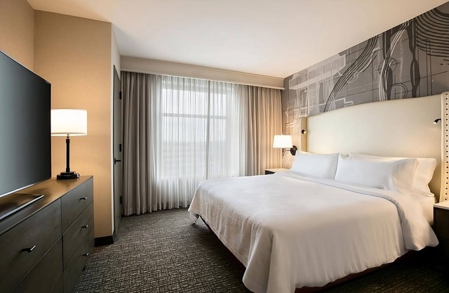 Indulge in Home Like Comfort! 2 Relaxing Units, Indoor Pool, Free Breakfast!