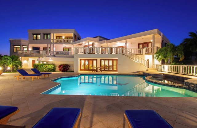 Infinity at Sheriva Villas/2 pools/2 Golf Carts-2 min. to Beach/5-Star Service