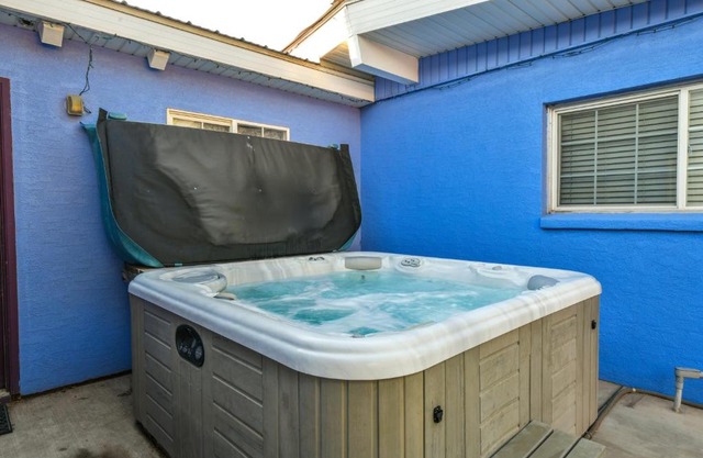 Inn 4 - Downtown 1 bedroom unit, sleeps 6 with shared hot tub